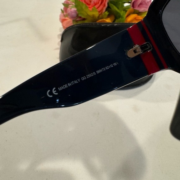 Authentic Gucci sunglasses with case - Picture 6 of 10